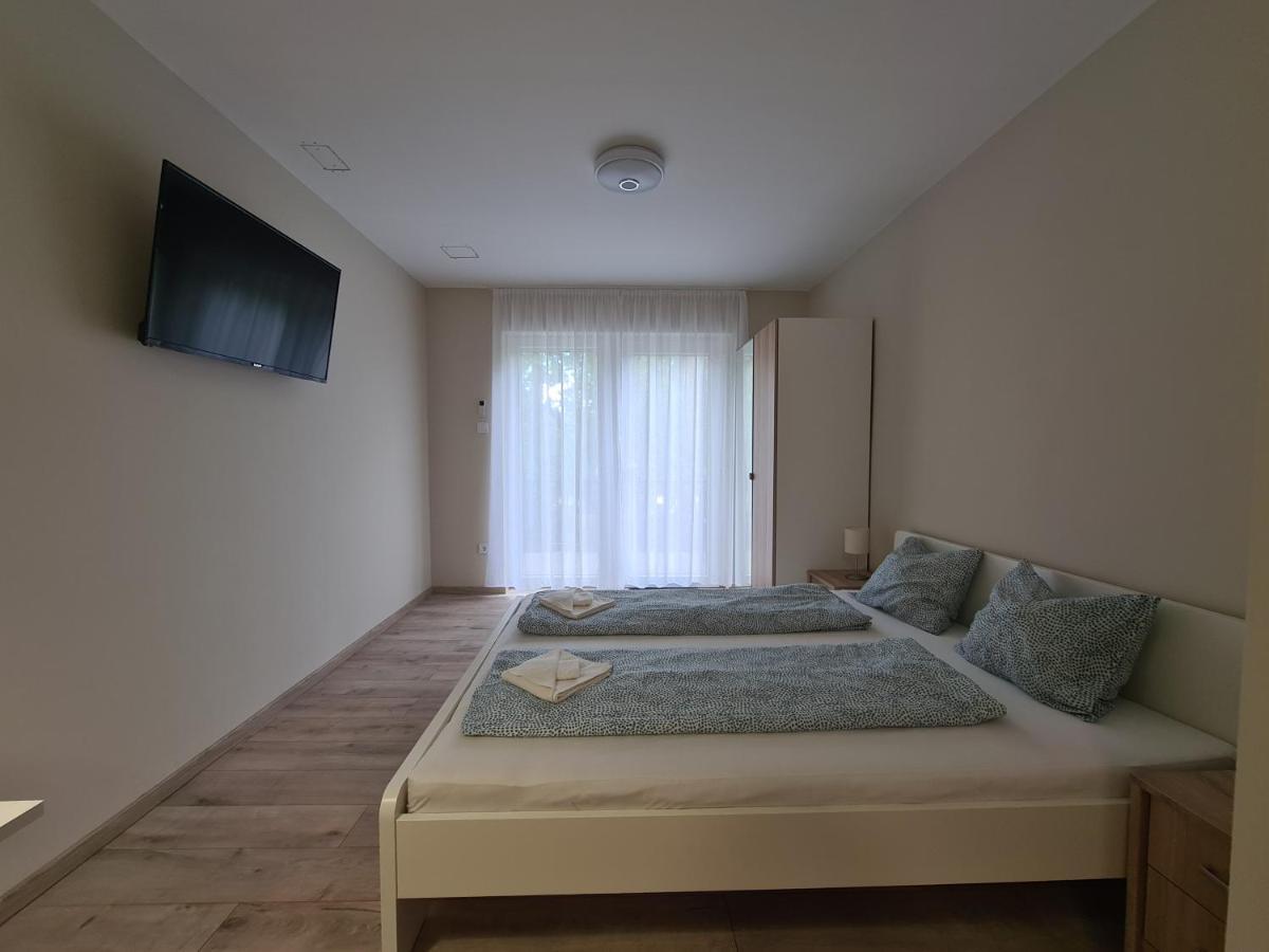 Oet Fenyo Apartmanhaz Siófok Buitenkant foto