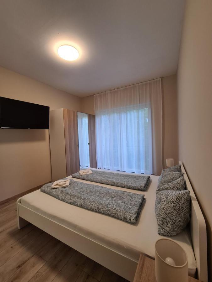Oet Fenyo Apartmanhaz Siófok Buitenkant foto